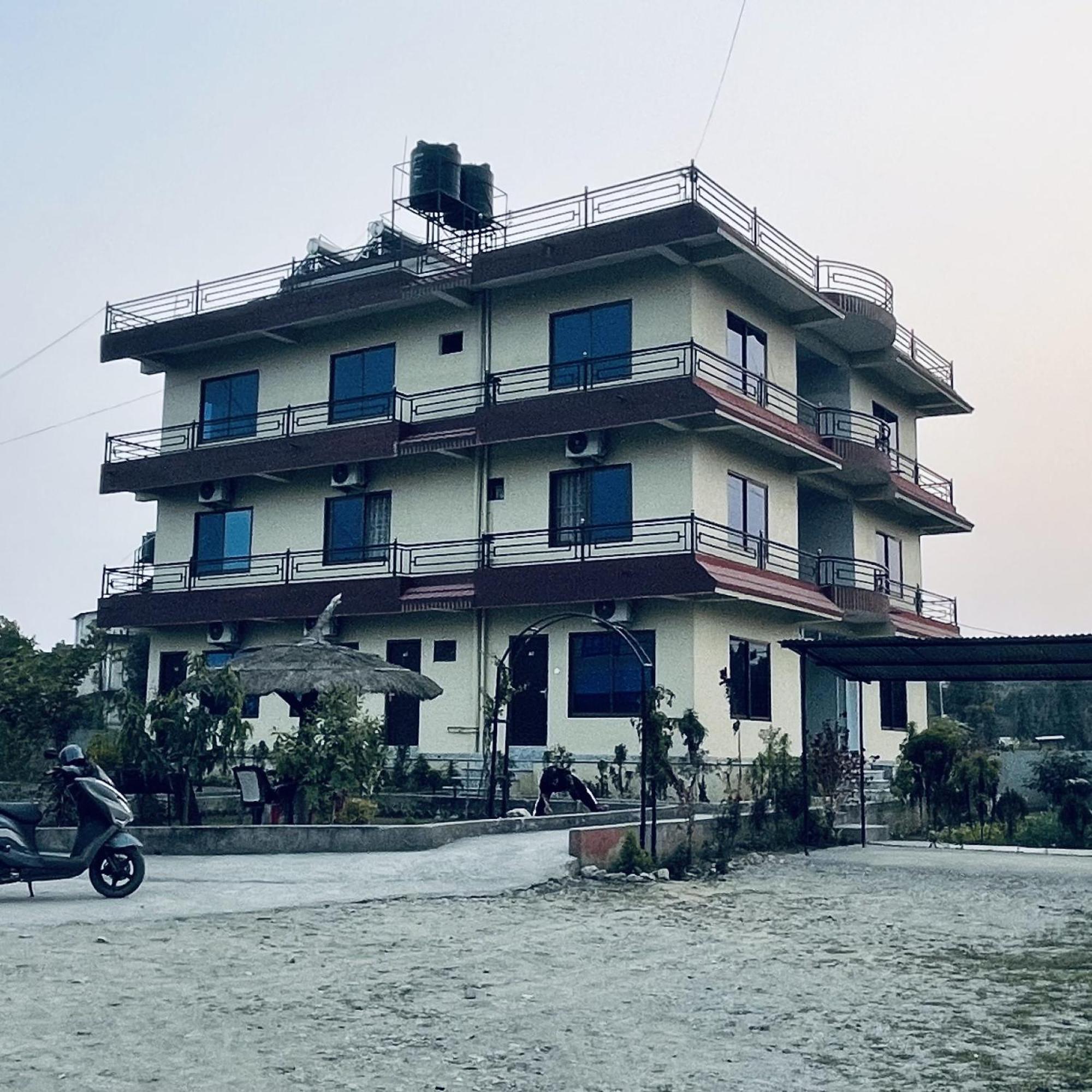 Typical Nepali Kitchen - No Pizza - No Pasta - No Problem !! Hotel Sauraha Luaran gambar